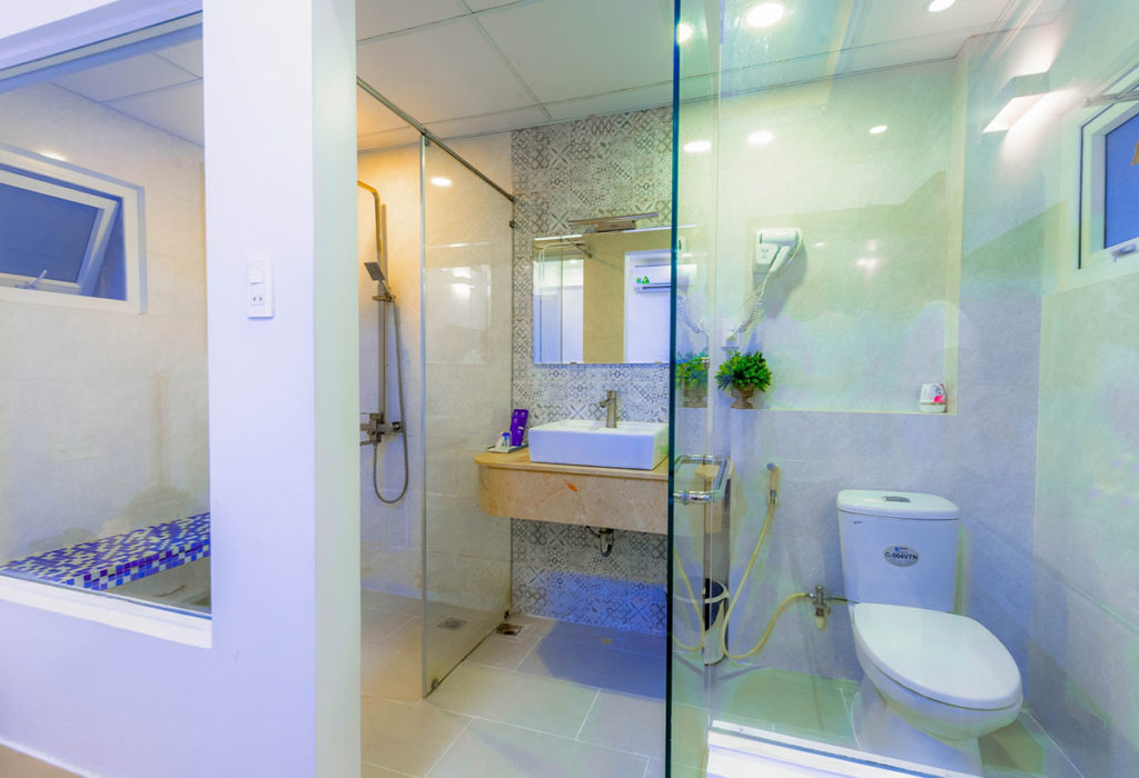 баня на хотел с душ, тоалетна и мивка