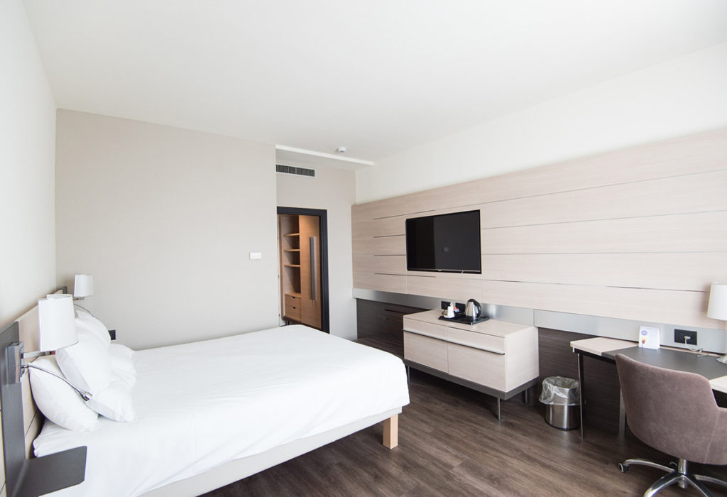 обзавеждане на хотел с телевизор, легло